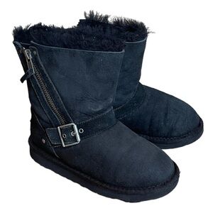 UGG Blaise boys kids black short boots zipper & buckle Sz 1 US